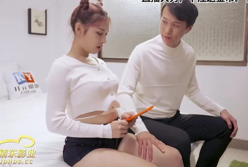 Tò mò tuổi mới lớn bé nữ sinh mút chảy cả tinh còn lấy tay nghịch